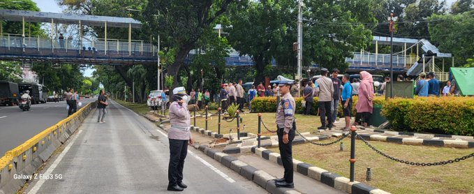 Aparat Satlantas Jakarta Pusat melakukan pengamanan proses evakuasi mayat di Patung Kuda Monas. (X@TMCPoldaMetro)